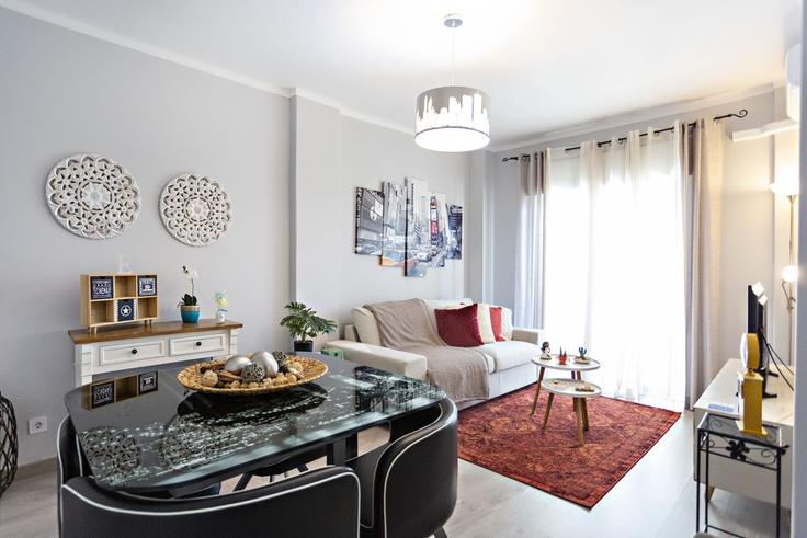 Faro Sé e São PedroのBuilding Rua Doutor Arnaldo Cardoso Vilhena - my-choice-algarve - 1363481のアパートメントにある、モダンな家具を備えたエレガントなデザインのリビングルーム