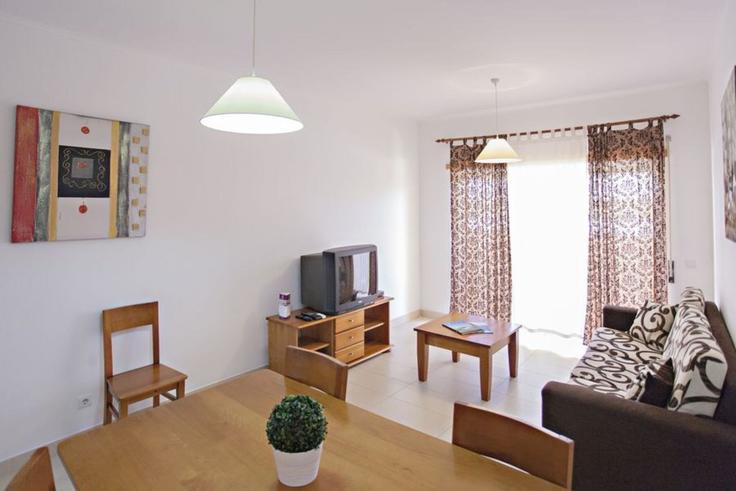 Elegant gestaltetes Wohnzimmer mit moderner Einrichtung in einer Wohnung im Building Rua Dom Jerónimo Osório - my-choice-algarve - 1363435 in Conceição de Tavira, Conceição