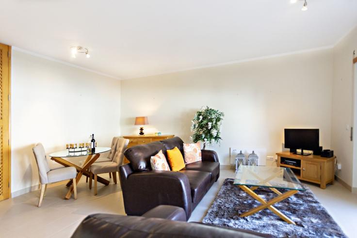 Elegant gestaltetes Wohnzimmer mit moderner Einrichtung in einer Wohnung im Building Rua dos Pescadores - my-choice-algarve - 1363446 in Conceição de Tavira, Tavira Elegant gestaltetes Wohnzimmer mit moderner Einrichtung in einer Wohnung im Building Rua dos Pescadores - my-choice-algarve - 1363446 in Conceição de Tavira, Tavira
