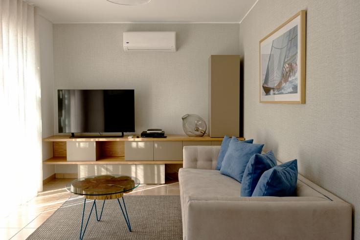 Elegant gestaltetes Wohnzimmer mit moderner Einrichtung in einer Wohnung im Building Largo da República - my-choice-algarve - 1363483 in Conceição de Tavira, Tavira