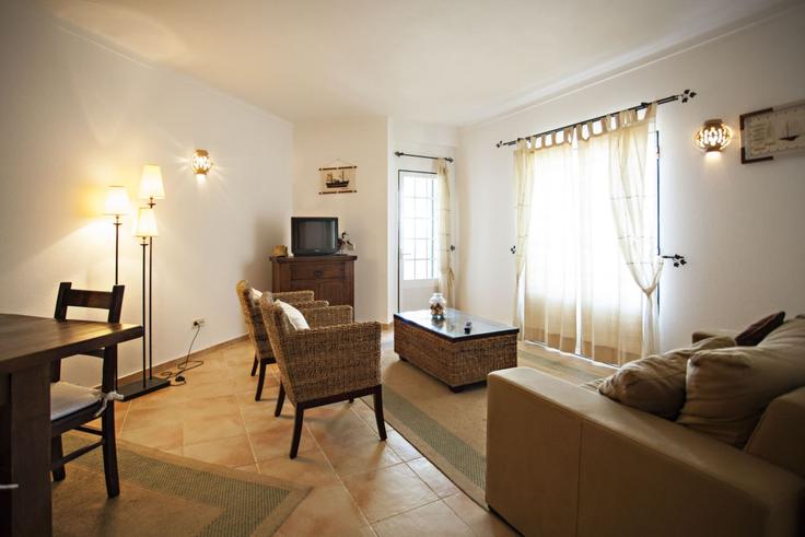 Building Rua José Branquinho - my-choice-algarve - 1363437 adresindeki bir dairede modern mobilyalarla zarif bir şekilde tasarlanmış oturma odası Conceição de Tavira, Tavira Building Rua José Branquinho - my-choice-algarve - 1363437 adresindeki bir dairede modern mobilyalarla zarif bir şekilde tasarlanmış oturma odası Conceição de Tavira, Tavira