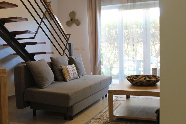 Building Rua Pedro Nunes - my-choice-algarve - 1363444 adresindeki bir dairede modern mobilyalarla zarif bir şekilde tasarlanmış oturma odası Conceição de Tavira, Tavira Building Rua Pedro Nunes - my-choice-algarve - 1363444 adresindeki bir dairede modern mobilyalarla zarif bir şekilde tasarlanmış oturma odası Conceição de Tavira, Tavira