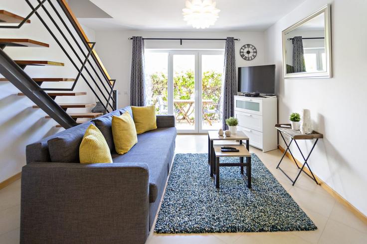Elegante sala de estar con mobiliario moderno en un apartamento en Building Rua Pedro Nunes - my-choice-algarve - 1363440 en Conceição de Tavira, Tavira
