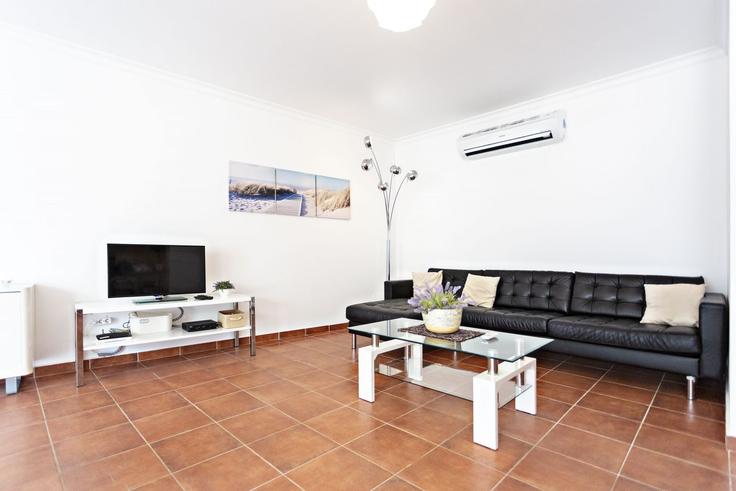 Elegante sala de estar con mobiliario moderno en un apartamento en Building Rua José Oliveira - my-choice-algarve - 1363447 en Santa Luzia, Santa Luzia