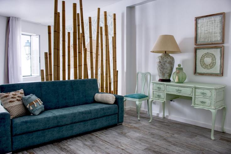 Faro Sé e São PedroのBuilding Praça Ferreira de Almeida - my-choice-algarve - 1363459のアパートメントにある、モダンな家具を備えたエレガントなデザインのリビングルーム