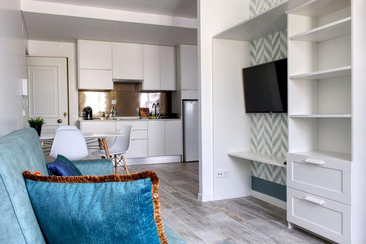 Faro Sé e São PedroのBuilding Praça Ferreira de Almeida - my-choice-algarve - 1363465のアパートメントにある、モダンな家具を備えたエレガントなデザインのリビングルーム