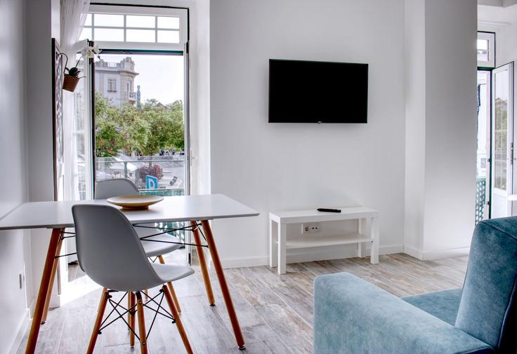 Faro Sé e São PedroのBuilding Praça Ferreira de Almeida - my-choice-algarve - 1363484のアパートメントにある、モダンな家具を備えたエレガントなデザインのリビングルーム