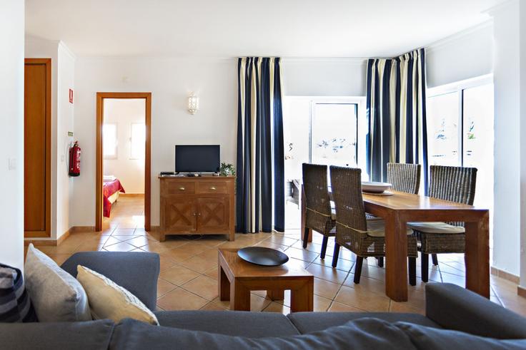 Building Rua da Nora Branca - my-choice-algarve - 1363472 adresindeki bir dairede modern mobilyalarla zarif bir şekilde tasarlanmış oturma odası Conceição de Tavira, Tavira Building Rua da Nora Branca - my-choice-algarve - 1363472 adresindeki bir dairede modern mobilyalarla zarif bir şekilde tasarlanmış oturma odası Conceição de Tavira, Tavira