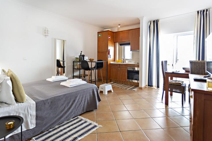 Building Rua da Nora Branca - my-choice-algarve - 1363485 adresindeki bir dairede modern mobilyalarla zarif bir şekilde tasarlanmış oturma odası Conceição de Tavira, Tavira Building Rua da Nora Branca - my-choice-algarve - 1363485 adresindeki bir dairede modern mobilyalarla zarif bir şekilde tasarlanmış oturma odası Conceição de Tavira, Tavira