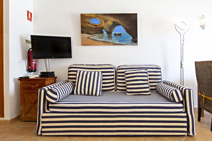 Building Rua da Nora Branca - my-choice-algarve - 1363461 adresindeki bir dairede modern mobilyalarla zarif bir şekilde tasarlanmış oturma odası Conceição de Tavira, Tavira