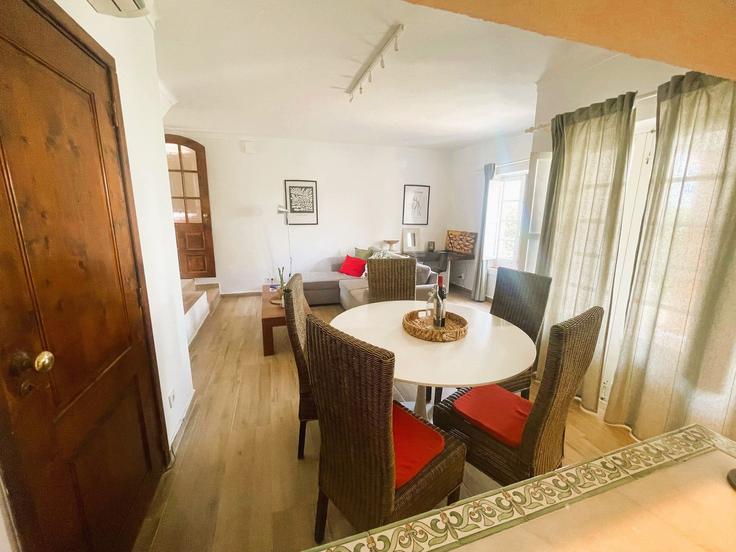 Elegante sala de estar con mobiliario moderno en un apartamento en Building Rua Vasco da Gama - my-choice-algarve - 1363457 en Conceição de Tavira, Tavira