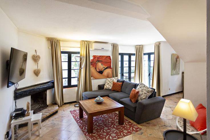 Elegante sala de estar con mobiliario moderno en un apartamento en Building Rua Vasco da Gama - my-choice-algarve - 1363492 en Conceição de Tavira, Tavira