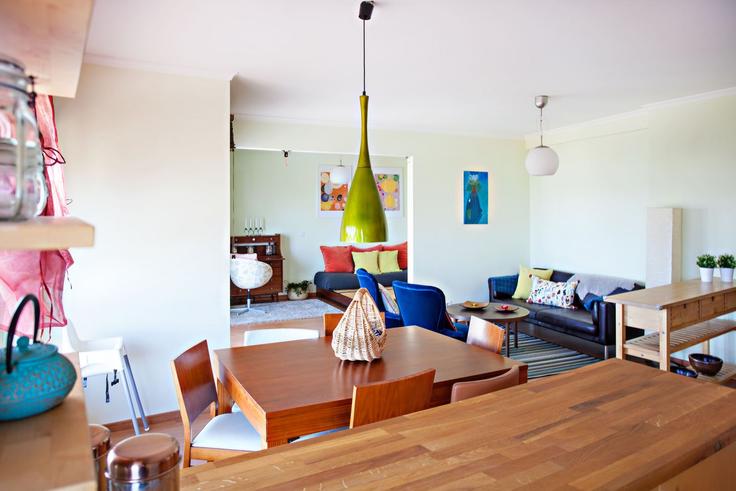 Faro Sé e São PedroのBuilding Rua Raul de Matos - my-choice-algarve - 1363439のアパートメントにある、モダンな家具を備えたエレガントなデザインのリビングルーム