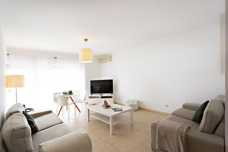 Building Rua Vasco da Gama - my-choice-algarve - 1363523 adresindeki bir dairede modern mobilyalarla zarif bir şekilde tasarlanmış oturma odası Conceição de Tavira, Tavira Building Rua Vasco da Gama - my-choice-algarve - 1363523 adresindeki bir dairede modern mobilyalarla zarif bir şekilde tasarlanmış oturma odası Conceição de Tavira, Tavira