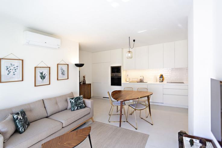 Elegante sala de estar con mobiliario moderno en un apartamento en Building Largo da República - my-choice-algarve - 1363458 en Conceição de Tavira, Tavira