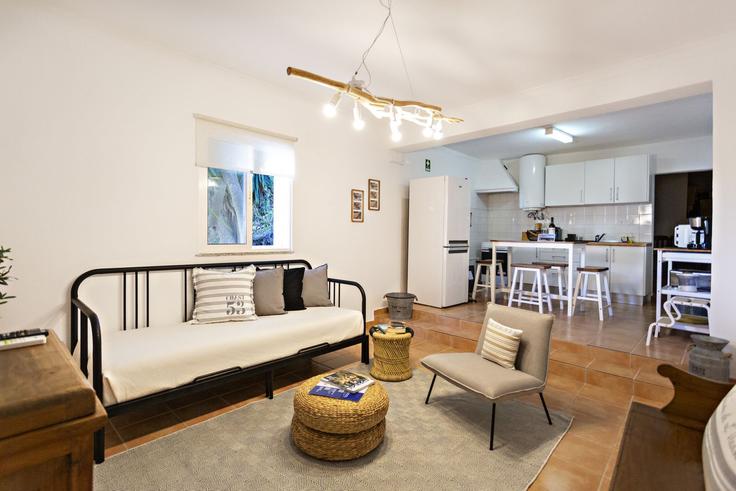 Vila Nova de Cacela Vila Nova de CacelaのBuilding Rua da Ribeira do Junco - my-choice-algarve - 1363478のアパートメントにある、モダンな家具を備えたエレガントなデザインのリビングルーム