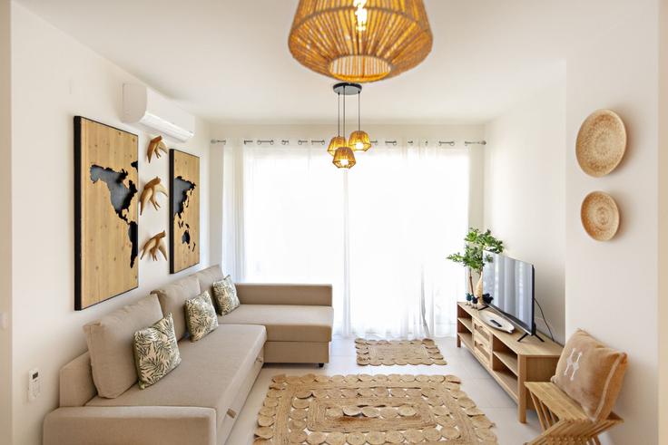 Sala de estar elegantemente projetada com móveis modernos em um apartamento no Building Largo da República - my-choice-algarve - 1363494 em Conceição de Tavira, Tavira