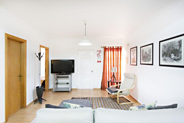 Vila Nova de Cacela Vila Nova de CacelaのBuilding EM1244 - my-choice-algarve - 1363488のアパートメントにある、モダンな家具を備えたエレガントなデザインのリビングルーム