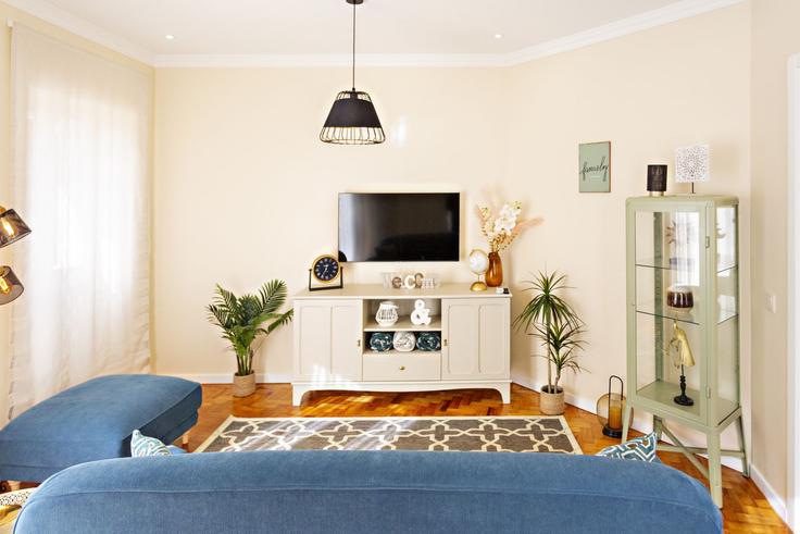 Faro Sé e São PedroのBuilding Rua Doutor José de Matos - my-choice-algarve - 1363538のアパートメントにある、モダンな家具を備えたエレガントなデザインのリビングルーム