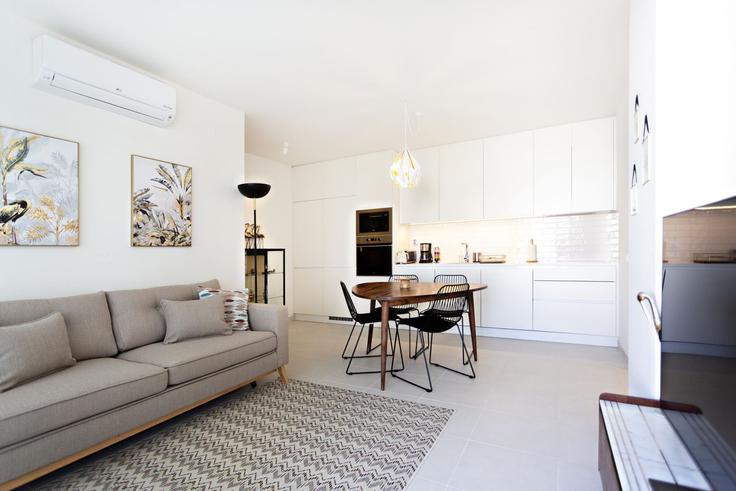 Elegant gestaltetes Wohnzimmer mit moderner Einrichtung in einer Wohnung im Building Rua gil Eanes - my-choice-algarve - 1363514 in Conceição de Tavira, Tavira Elegant gestaltetes Wohnzimmer mit moderner Einrichtung in einer Wohnung im Building Rua gil Eanes - my-choice-algarve - 1363514 in Conceição de Tavira, Tavira