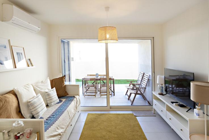 Sala de estar elegantemente projetada com móveis modernos em um apartamento no Building Rua gil Eanes - my-choice-algarve - 1363505 em Conceição de Tavira, Tavira Sala de estar elegantemente projetada com móveis modernos em um apartamento no Building Rua gil Eanes - my-choice-algarve - 1363505 em Conceição de Tavira, Tavira