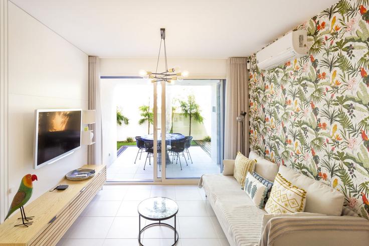 Elegant gestaltetes Wohnzimmer mit moderner Einrichtung in einer Wohnung im Building Rua gil Eanes - my-choice-algarve - 1363487 in Conceição de Tavira, Tavira Elegant gestaltetes Wohnzimmer mit moderner Einrichtung in einer Wohnung im Building Rua gil Eanes - my-choice-algarve - 1363487 in Conceição de Tavira, Tavira
