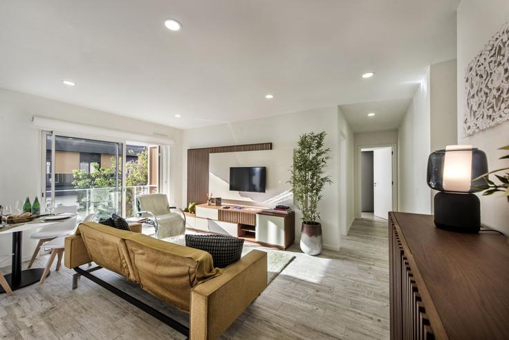 Elegant gestaltetes Wohnzimmer mit moderner Einrichtung in einer Wohnung im Building Rua Joao Moitinho - my-choice-algarve - 1363508 in Conceição de Tavira, Tavira Elegant gestaltetes Wohnzimmer mit moderner Einrichtung in einer Wohnung im Building Rua Joao Moitinho - my-choice-algarve - 1363508 in Conceição de Tavira, Tavira