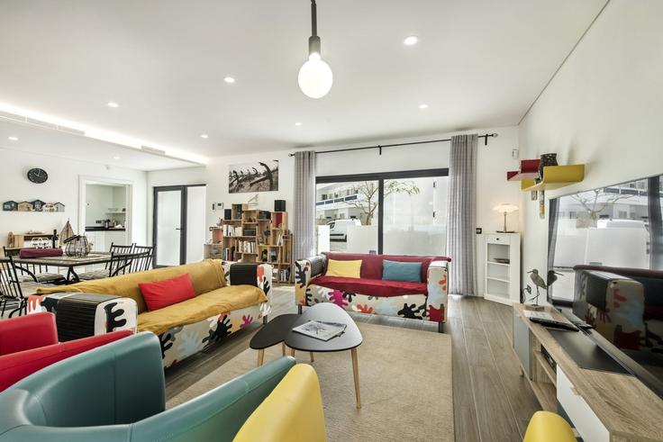 Elegante sala de estar con mobiliario moderno en un apartamento en Building Rua Francisco José Nascimento Bateira - my-choice-algarve - 1363498 en Santa Luzia, Santa Luzia