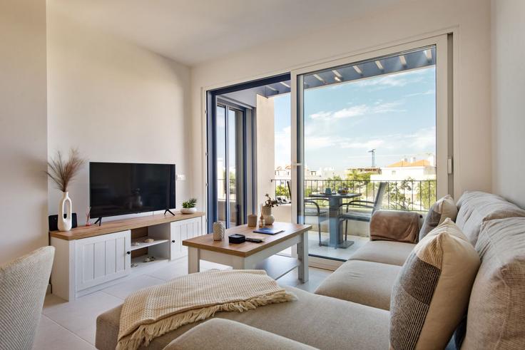 Elegant gestaltetes Wohnzimmer mit moderner Einrichtung in einer Wohnung im Building Rua gil Eanes - my-choice-algarve - 1363524 in Conceição de Tavira, Tavira Elegant gestaltetes Wohnzimmer mit moderner Einrichtung in einer Wohnung im Building Rua gil Eanes - my-choice-algarve - 1363524 in Conceição de Tavira, Tavira