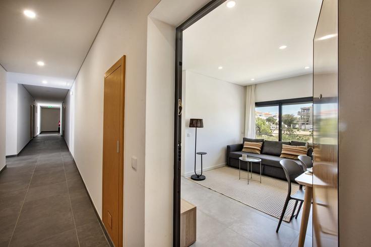 Tavira Conceição de TaviraのBuilding Largo da República - my-choice-algarve - 1363526のアパートメントにある、モダンな家具を備えたエレガントなデザインのリビングルーム Tavira Conceição de TaviraのBuilding Largo da República - my-choice-algarve - 1363526のアパートメントにある、モダンな家具を備えたエレガントなデザインのリビングルーム