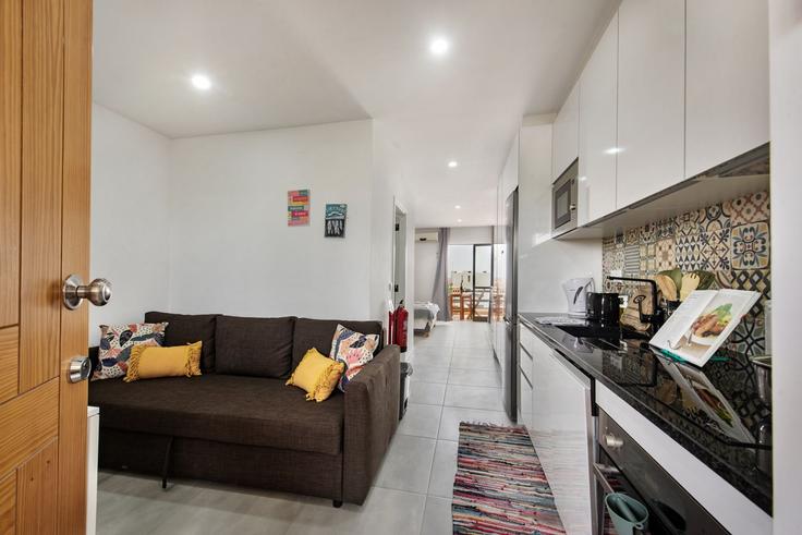 Elegant gestaltetes Wohnzimmer mit moderner Einrichtung in einer Wohnung im Building Avenida Ria Formosa - my-choice-algarve - 1363531 in Conceição de Tavira, Tavira