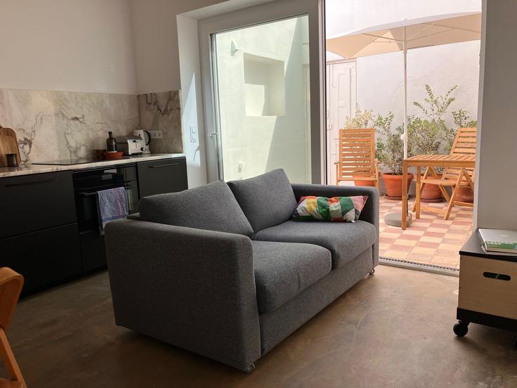 Faro Sé e São PedroのBuilding Rua Brito Cabreira - my-choice-algarve - 1363535のアパートメントにある、モダンな家具を備えたエレガントなデザインのリビングルーム