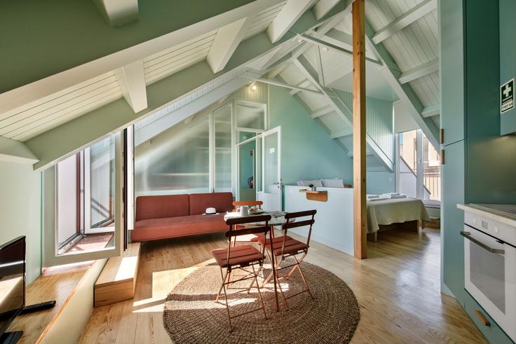 Elegant gestaltetes Wohnzimmer mit moderner Einrichtung in einer Wohnung im Building Avenida da República - my-choice-algarve - 1363491 in Vila Real de Santo António, Vila Real de Santo António