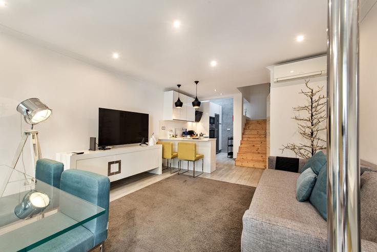 Faro Sé e São PedroのBuilding Rua Rebelo da Silva - my-choice-algarve - 1363504のアパートメントにある、モダンな家具を備えたエレガントなデザインのリビングルーム