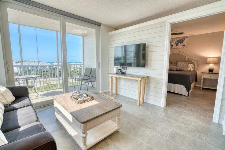 Elegante sala de estar con mobiliario moderno en un apartamento en Building Hickory Boulevard - my-florida-vacation-rentals - 1226389 - USA en Bonita Springs, Bonita Springs