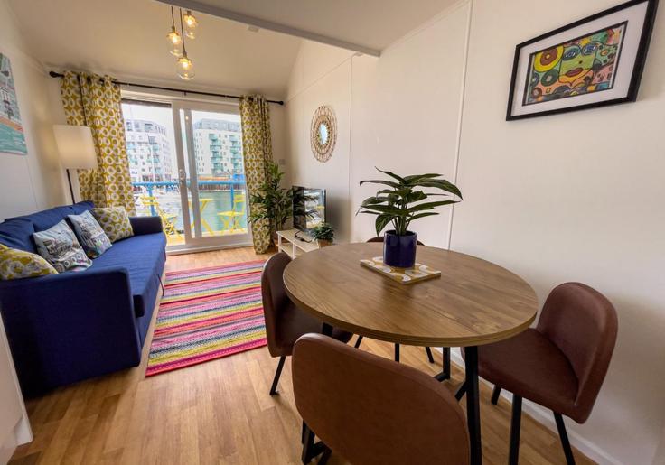 Sala de estar elegantemente projetada com móveis modernos em um apartamento no Building The Waterfront - my-getaways - 1383383 em Brighton, Brighton Sala de estar elegantemente projetada com móveis modernos em um apartamento no Building The Waterfront - my-getaways - 1383383 em Brighton, Brighton