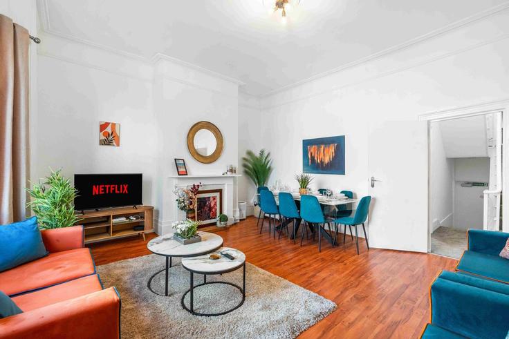 Elegante sala de estar con mobiliario moderno en un apartamento en Building Church Road - my-getaways - 1383456 en Hove, Hove