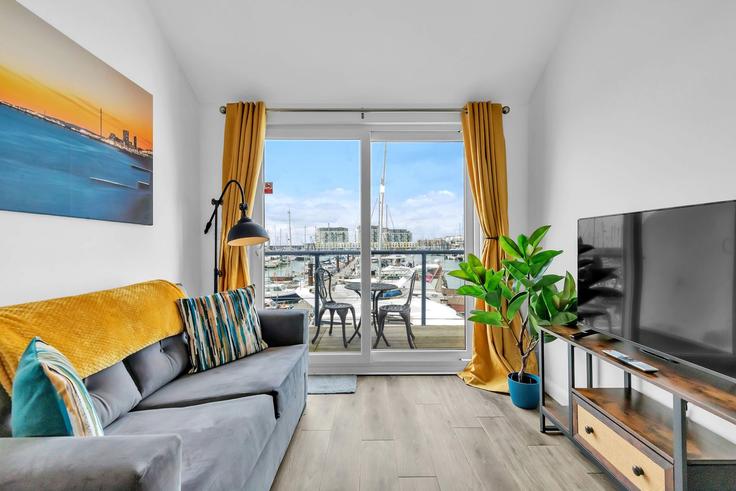 Sala de estar elegantemente projetada com móveis modernos em um apartamento no Building The Strand - my-getaways - 1383416 em Brighton, Brighton Sala de estar elegantemente projetada com móveis modernos em um apartamento no Building The Strand - my-getaways - 1383416 em Brighton, Brighton