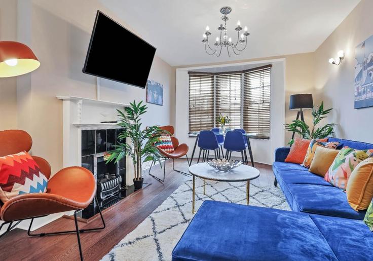 Brighton BrightonのBuilding East Street - my-getaways - 1383394のアパートメントにある、モダンな家具を備えたエレガントなデザインのリビングルーム