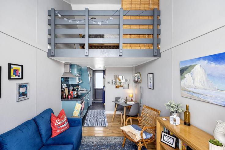 Sala de estar elegantemente projetada com móveis modernos em um apartamento no Building Eastern Concourse - my-getaways - 1383439 em Brighton, Brighton Sala de estar elegantemente projetada com móveis modernos em um apartamento no Building Eastern Concourse - my-getaways - 1383439 em Brighton, Brighton