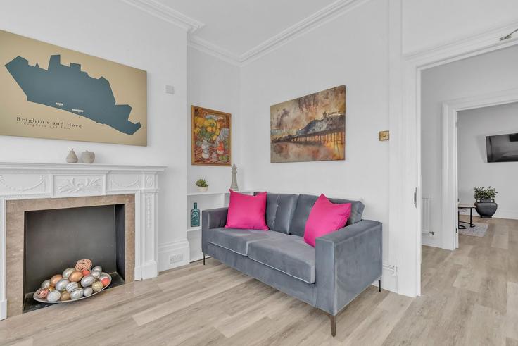 Elegante sala de estar con mobiliario moderno en un apartamento en Building Clarence Gardens - my-getaways - 1383461 en Brighton, Brighton