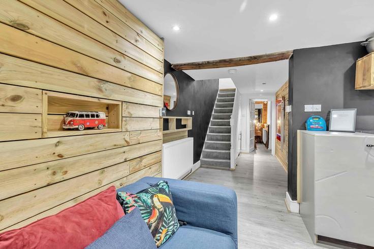 Brighton BrightonのBuilding Grafton Street - my-getaways - 1383423のアパートメントにある、モダンな家具を備えたエレガントなデザインのリビングルーム