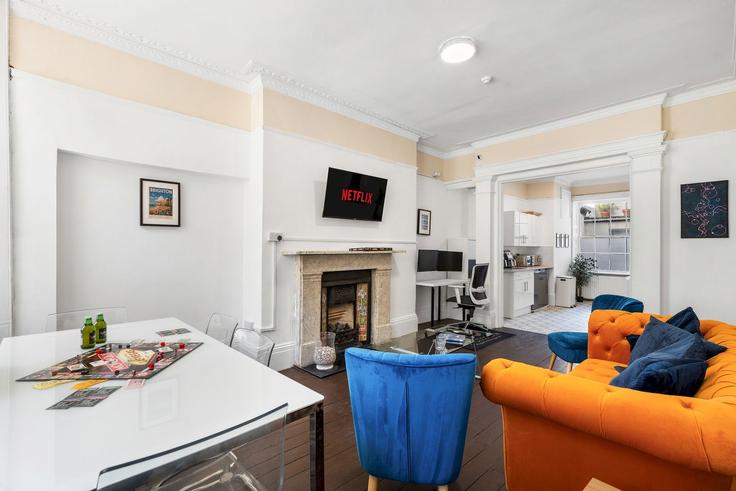 Elegante sala de estar con mobiliario moderno en un apartamento en Building Oriental Place - my-getaways - 1505848 en Brighton, Brighton Elegante sala de estar con mobiliario moderno en un apartamento en Building Oriental Place - my-getaways - 1505848 en Brighton, Brighton