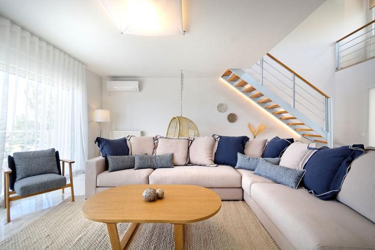 Salle de séjour élégante avec mobilier moderne dans un appartement à Building Nafpaktou - my-greek-vacations - 1340884 à South Athens, Athens