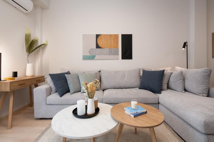 Building Ergotimou - my-greek-vacations - 1340902 adresindeki bir dairede modern mobilyalarla zarif bir şekilde tasarlanmış oturma odası Central Athens, Athens Building Ergotimou - my-greek-vacations - 1340902 adresindeki bir dairede modern mobilyalarla zarif bir şekilde tasarlanmış oturma odası Central Athens, Athens