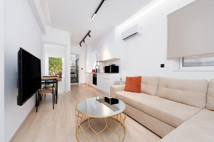 Salle de séjour élégante avec mobilier moderne dans un appartement à Building Iras - my-greek-vacations - 1340928 à South Athens, Athens