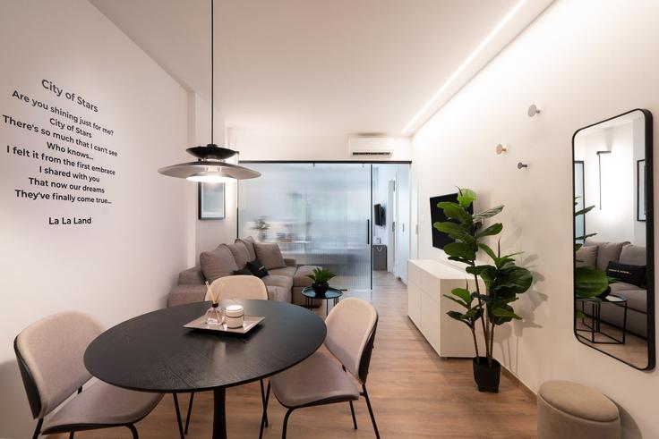 Elegante sala de estar con mobiliario moderno en un apartamento en Building Lagoumitzi - my-greek-vacations - 1340941 en Central Athens, Athens Elegante sala de estar con mobiliario moderno en un apartamento en Building Lagoumitzi - my-greek-vacations - 1340941 en Central Athens, Athens