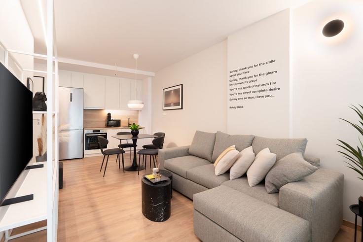 Elegante sala de estar con mobiliario moderno en un apartamento en Building Lagoumitzi - my-greek-vacations - 1340944 en Central Athens, Athens Elegante sala de estar con mobiliario moderno en un apartamento en Building Lagoumitzi - my-greek-vacations - 1340944 en Central Athens, Athens