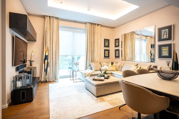 Elegant gestaltetes Wohnzimmer mit moderner Einrichtung in einer Wohnung im Building Ongar Road - my-london-hop-limited - 1523552 in London Borough of Hammersmith and Fulham, London
