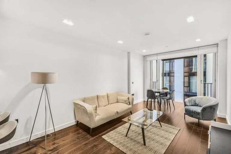 Elegant gestaltetes Wohnzimmer mit moderner Einrichtung in einer Wohnung im Building Casson Square - my-london-hop-limited - 1525678 in London Borough of Lambeth, London